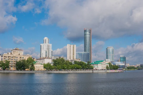 Yekaterinburg, Rusya - 3 Temmuz 2017: Yekaterinburg Merkezi şehirde yaz saati.