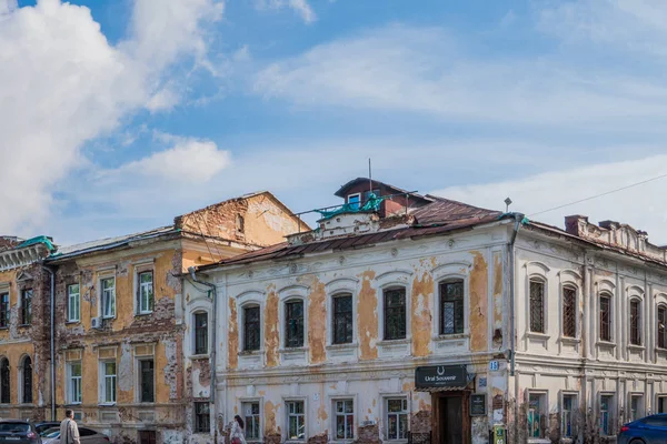 Ekaterinburg, Rusya - 3 Temmuz 2017: Şehir sokakları, Yekaterinburg merkezinde.