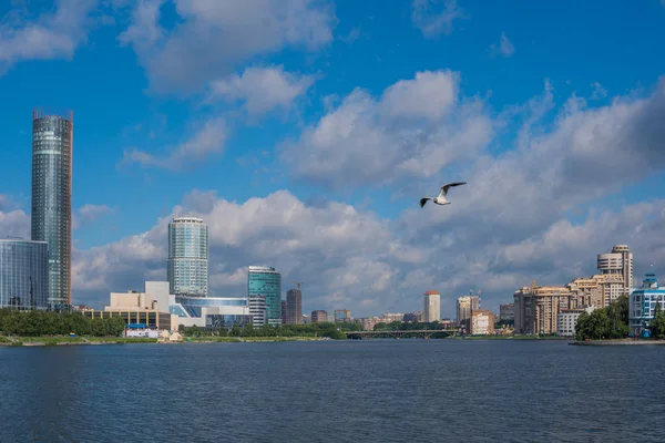 Yekaterinburg, Rusya - 3 Temmuz 2017: Yekaterinburg Merkezi şehirde yaz saati.