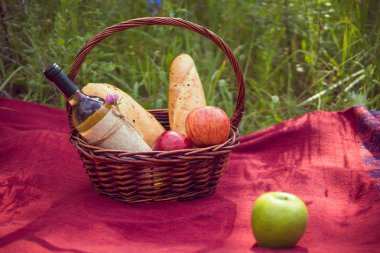 Doğa, kırmızı paket üzerinde piknik sepeti. Elma, beyaz şarap bir