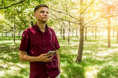 Yaz Park cep telefonu olan bir adam. Sm ile yakışıklı delikanlı