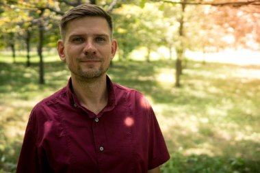 Yaz aylarında parkta genç çekici adam. Adam portresi