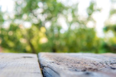 Ahşap boş masa ve yeşil arka plan bulanık