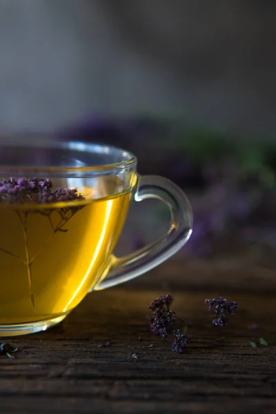 Green tea with herbals. Tea with oregano on the wooden backgroun — Stock Photo, Image