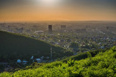 Almatı şehir manzaralı günbatımı üzerinde. Panoramik havadan görünümü