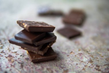 Fındık ile koyu çikolata yığın. Şekerli tatlı