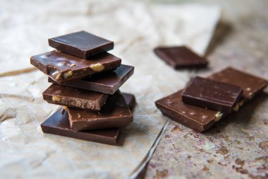 Fındık ile koyu çikolata yığın. Şekerli tatlı