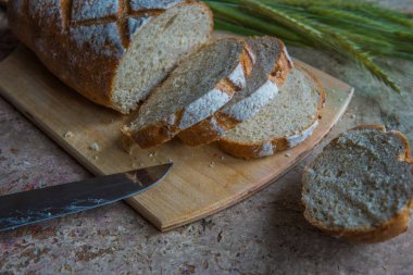 Ekmek dilimi ahşap bir gemide. Buğday taze somun