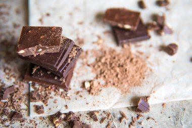 Koyu çikolata yığın fındık, seçici odak ile