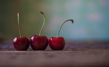 Kiraz ahşap tahta üzerinde. Ağaç kiraz, seçici odak