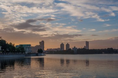Yekaterinburg şehir merkezinde ISET Nehri ve şehir gölet 