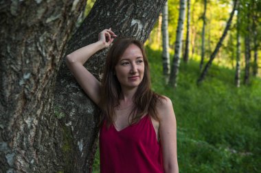 Genç kadın portre dağlarda yaz ormandaki. Oldukça