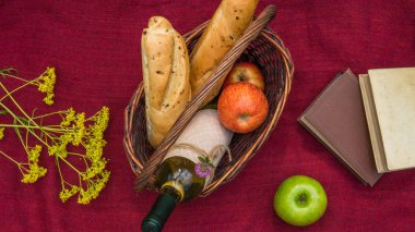 Piknik sepeti kırmızı battaniye üstten görünüm üzerinde. Elma, beyaz şarap, b