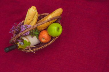 Piknik sepeti baget, elma ve şişe beyaz şarap wi ile