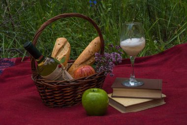 Piknik sepeti yiyecek ve içecek, doğa ile