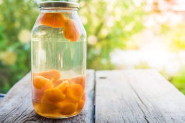 Açık bir cam kavanoza Kayısı Kompostosu