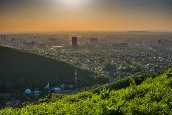 Almatı şehir manzaralı günbatımı üzerinde. Panoramik havadan görünümü