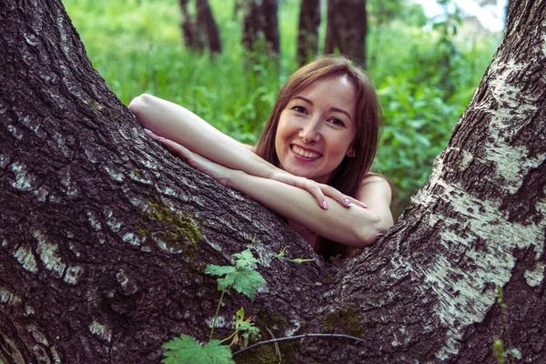 Young woman portrait in a summer forest in the mountains. Pretty — Stock Photo, Image