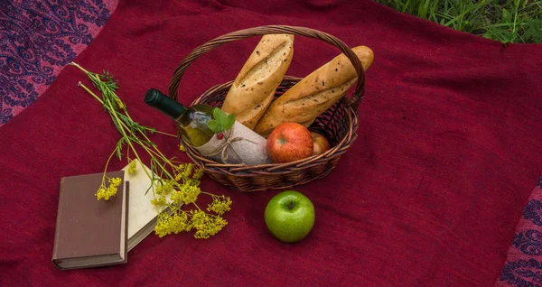 Piknik sepeti yemek, sarı çiçekler ve kırmızı bla ilgili kitaplar