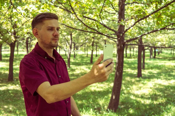 Yaz Park cep telefonu olan bir adam. Sm ile yakışıklı delikanlı