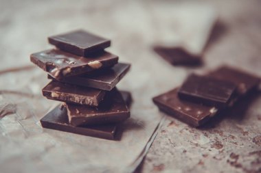 Fındık ile koyu çikolata yığın. Şekerli tatlı