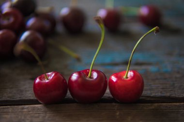Kiraz. Taze tatlı büyük kiraz. Kırmızı organik kiraz