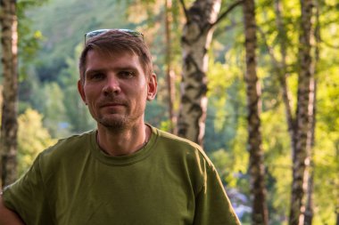 Almatı yakınındaki dağlarda yaz ormandaki şık delikanlı 