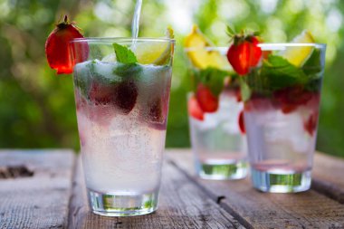 Strawbery, nane ve buz ile taze limonata