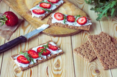 Krem peynir, çilek ile kepekli çavdar crispbread kraker