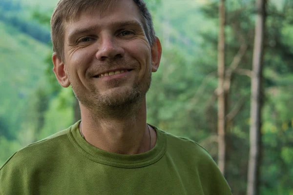 Junger Mann im sommerlichen Wald in den Bergen — Stockfoto