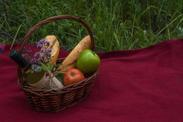 Корзина для пикника с едой и напитками на природе — стоковое фото