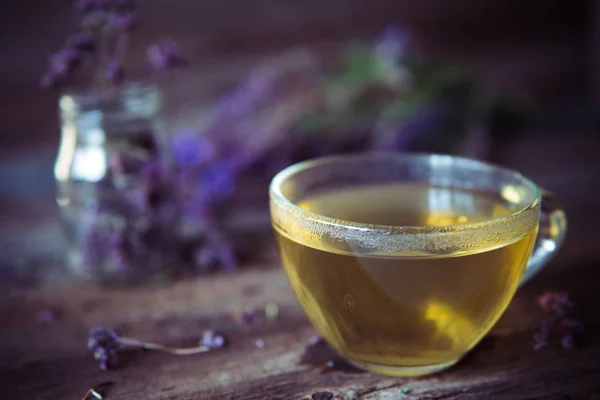 Green tea with herbals. Tea with oregano on the wooden backgroun — Stock Photo, Image