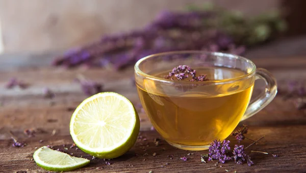 Green tea with herbals and lime. Tea with oregano on the wooden — Stock Photo, Image