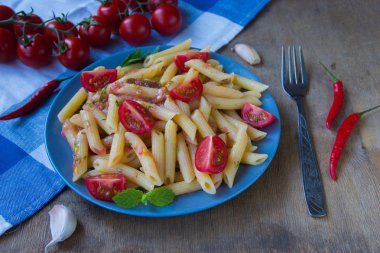 Domates ve biber biber ile makarna penne 