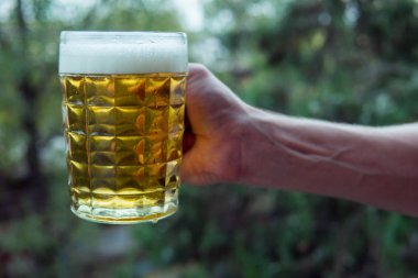 Bira kupa tutan elini. Octoberfest Tema