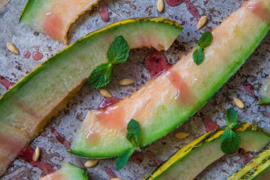 Kavun dilimleri ile rawsberry syrop, üstten görünüm