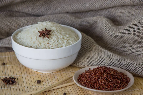 Riz rouge et blanc aux épices. Riz asiatique cru — Photo