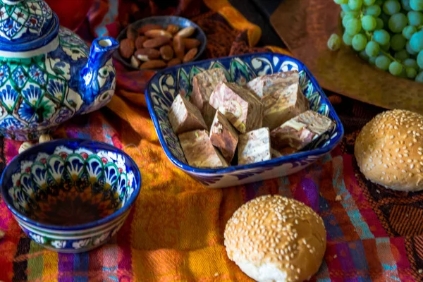 Orient-Essen. usbekische Süßigkeiten und Tee — Stockfoto