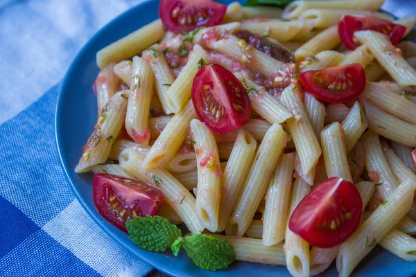 Domates ve biber biber ile makarna penne 