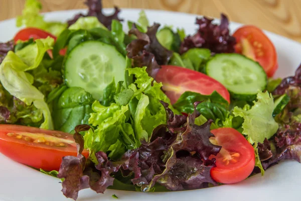 Vegyes zöldek, koktélparadicsom, uborka, friss saláta — Stock Fotó