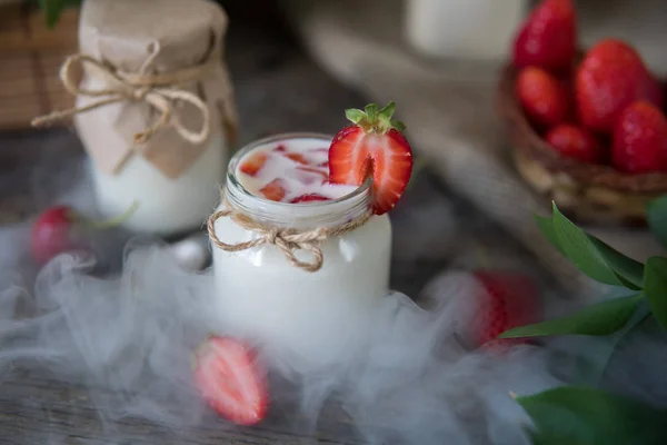 Yougurt bio dans un bocal à la fraise. Fraise fraîche avec yo — Photo