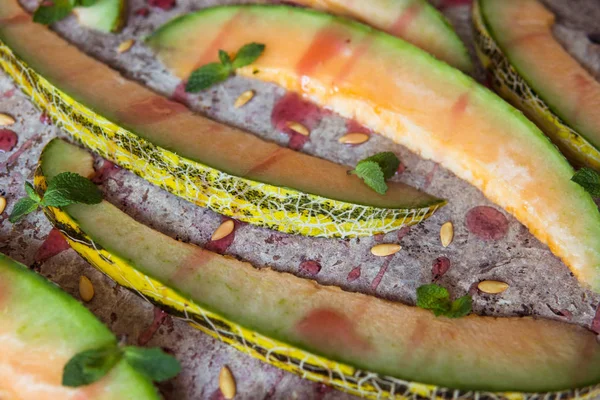 Kavun dilimleri ile rawsberry syrop, üstten görünüm