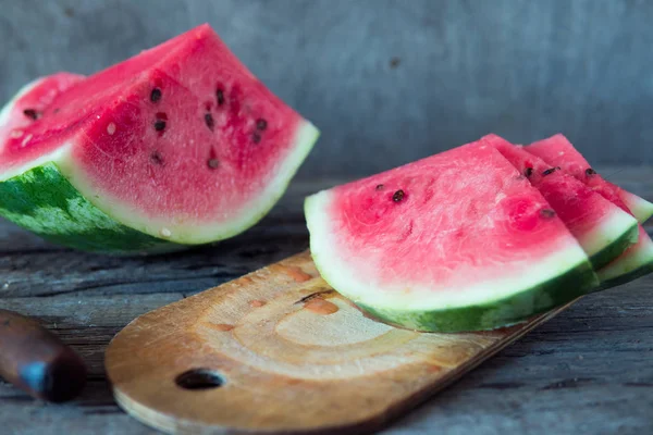 Karpuz dilimleri woodan tablo. Taze kırmızı karpuz. Rus