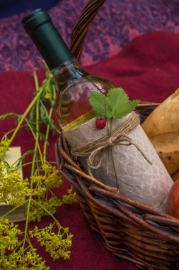 Piknik sepeti yemek, sarı çiçekler ve kitaplar 