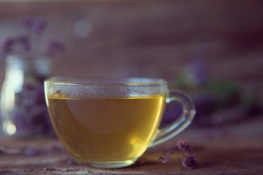 Bitkiler ile yeşil çay. Ahşap adam üzerinde kekik çayı