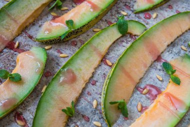 Kavun dilimleri ile rawsberry syrop, üstten görünüm