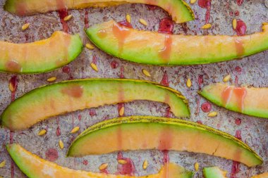 Kavun dilimleri ile rawsberry syrop, üstten görünüm