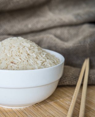 Pirinç beyaz seramik kase yakın çekim