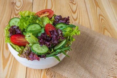 Taze salata karışık yeşillik, kiraz domates ve salatalık ile