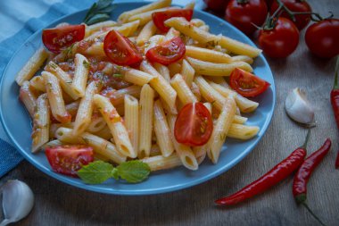 Domates ve biber biber ile makarna penne 